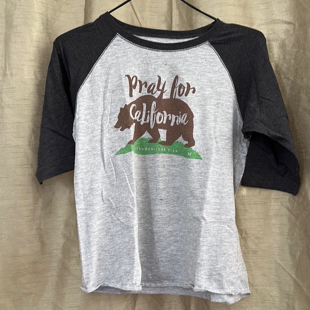 ❤️BUNDLE BUY 3 GET 15% OFF❤️
Gray/Black Raglan Short Sleeve Tees